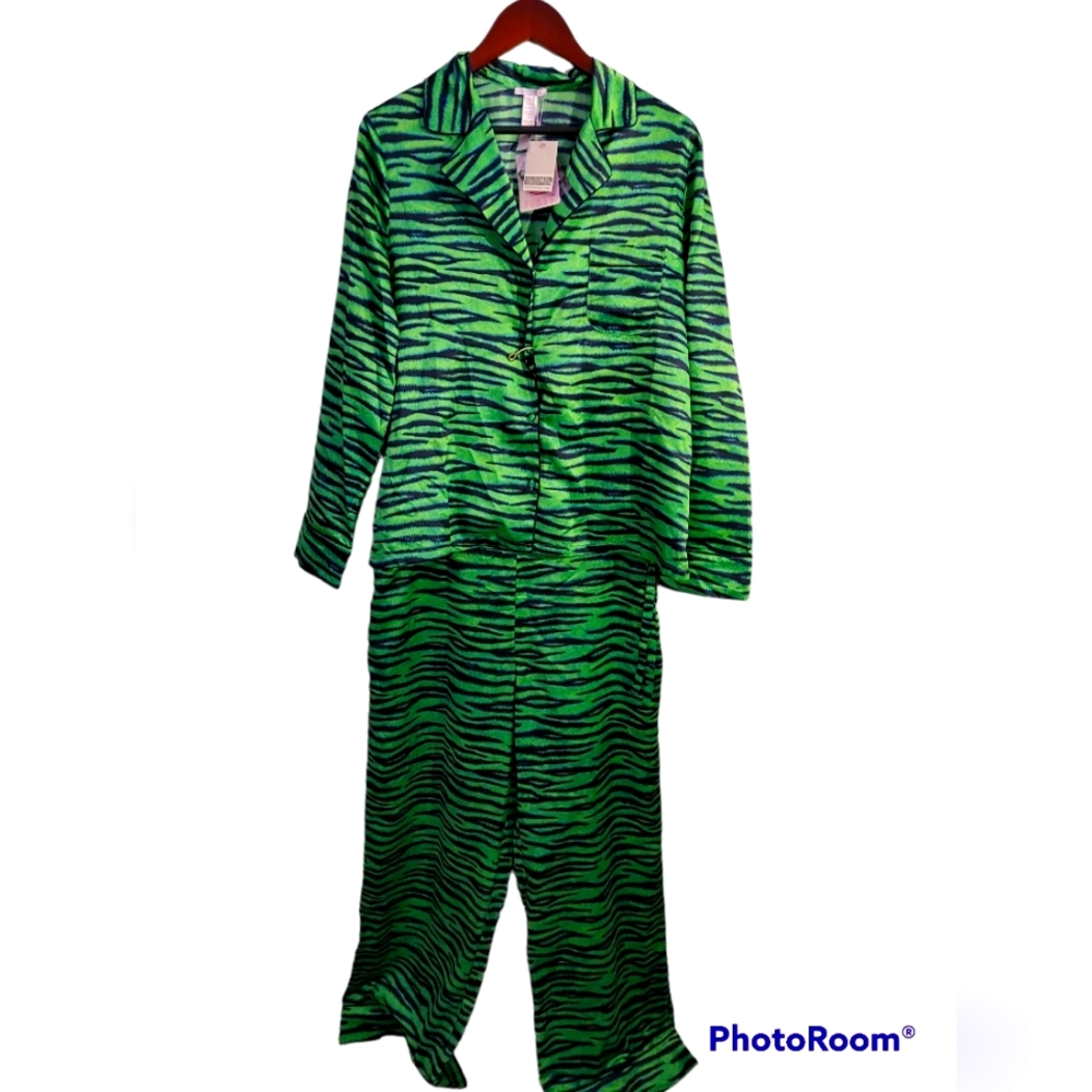 NWT Savage X Fenty satin pajamas. Green  tiger print. Size large. Nwt